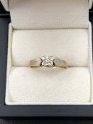 A VINTAGE 9ct HALLMARKED GOLD DIAMOND SET RING, DATED 1976. FINGER SIZE U. WEIGHT 2.82grms.