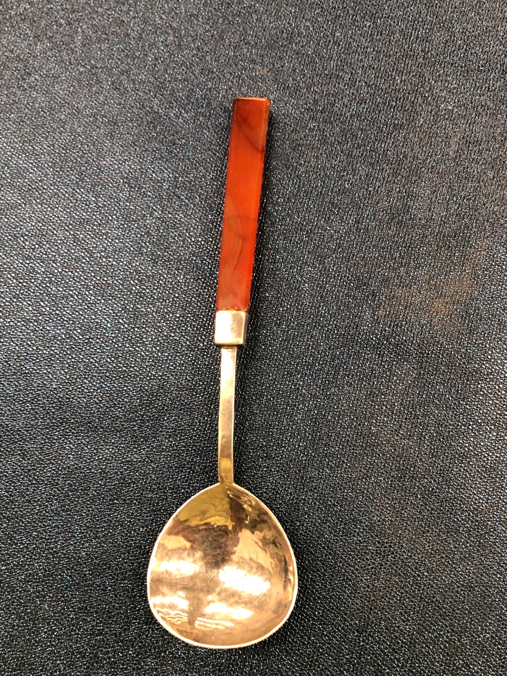 AN ARTS AND CRAFTS SILVER SPOON, LONDON 1927 WITH A RED AGATE HANDLE