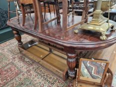 A VICTORIAN STYLE MAHOGANY WIND OUT DINING TABLE.