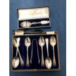 A HALLMARKED SILVER MAPPIN AND WEBB JAM SPOON, AND A SET OF PLATED TEASPOONS.