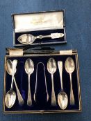 A HALLMARKED SILVER MAPPIN AND WEBB JAM SPOON, AND A SET OF PLATED TEASPOONS.