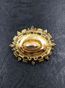 AN ANTIQUE LOCKET TARGET BROOCH. MEASUREMENTS 3.2 X 2.9cms. UNHALLMARKED, ASSESSED AS 10ct GOLD.