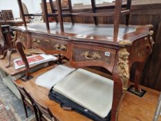 A LARGE FRENCH STYLE MAHOGANY AND BRASS MOUNTED WRITING TABLE.