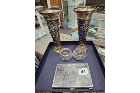 A PAIR OF HALLMARKED SILVER PIERCED VASES, A CONTINENTAL SILVER CIGARETTE CASE AND A PAIR OF