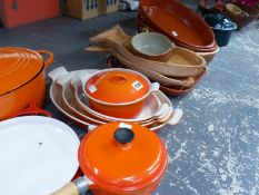 A QUANTITY OF LE CRUSET AND SIMILAR COOKWARES, VARIOUS POTTERY BOWLS AND PLATTERS ETC. (QTY)