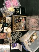 A COLLECTION OF VINTAGE COSTUME JEWELLERY TO INCLUDE A BUTTERFLY WING BROOCH, BEADS, BROOCHES,