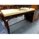 AN EARLY 20TH CENTURY DOCTORS COUCH WITH ADJUSTABLE PLATFORM AND BACK REST.