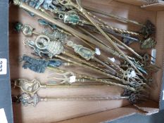 A GROUP OF APPROX 25 VARIOUS BRASS TOASTING FORKS.