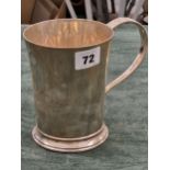 A LARGE HALLMARKED SILVER PRESENTATION TANKARD. 477 gms.