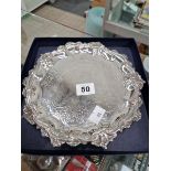 A VICTORIAN HALLMARKED SILVER SMALL TRAY, DATED 1885, LONDON. WEIGHT 380g.