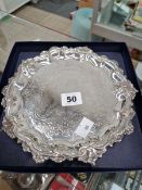 A VICTORIAN HALLMARKED SILVER SMALL TRAY, DATED 1885, LONDON. WEIGHT 380g.