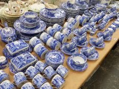 AN EXTENSIVE COLLECTION OF SPODES ITALIAN PATTERN DINNER AND TEA WARES. APPROX 160 PCES.