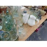 A COLLECTIVE LOT TO INCLUDE VINTAGE BOTTLES, DRINKING GLASSWARES, STONEWARE FLAGONS, POTTERY VASES