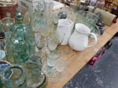 A COLLECTIVE LOT TO INCLUDE VINTAGE BOTTLES, DRINKING GLASSWARES, STONEWARE FLAGONS, POTTERY VASES