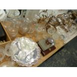 SILVER PLATED WARES TO INCLUDE BACON DISH, HORS DOEUVRES DISHES, TOAST RACK, TEA WARES ETC. TOGETHER