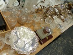 SILVER PLATED WARES TO INCLUDE BACON DISH, HORS DOEUVRES DISHES, TOAST RACK, TEA WARES ETC. TOGETHER