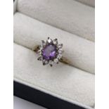 A HALLMARKED 9ct GOLD GEMSET CLUSTER RING. FINGER SIZE S 1/2. WEIGHT 2.00grms.