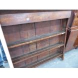 AN ANTIQUE OAK DRESSER RACK.