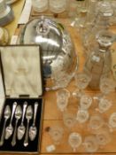 A SET OF SIX STERLING SILVER GRAPEFRUIT SPOONS, THREE DECANTERS, DRINKING GLASSES AND A PLATED