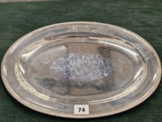 A GEORGIAN HALLMARKED SILVER OVAL DISH LONDON 1788 FOR ROBERT SHARP. THE RECTO BORDER WITH