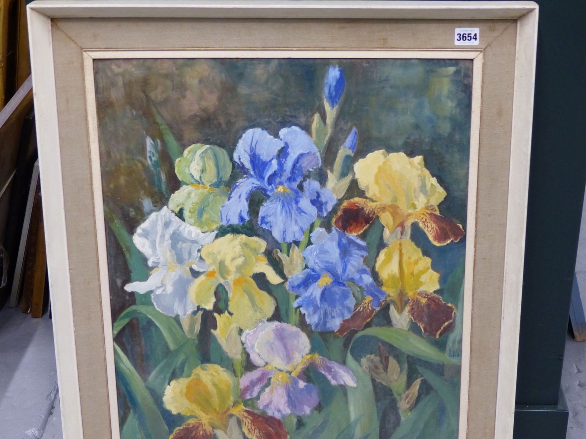 E. DESBOROUGH ( 20TH CENTURY) "GARDEN REGALIA" A STUDY OF IRISES. OIL ON BOARD, SIGNED L/R AND - Bild 6 aus 9