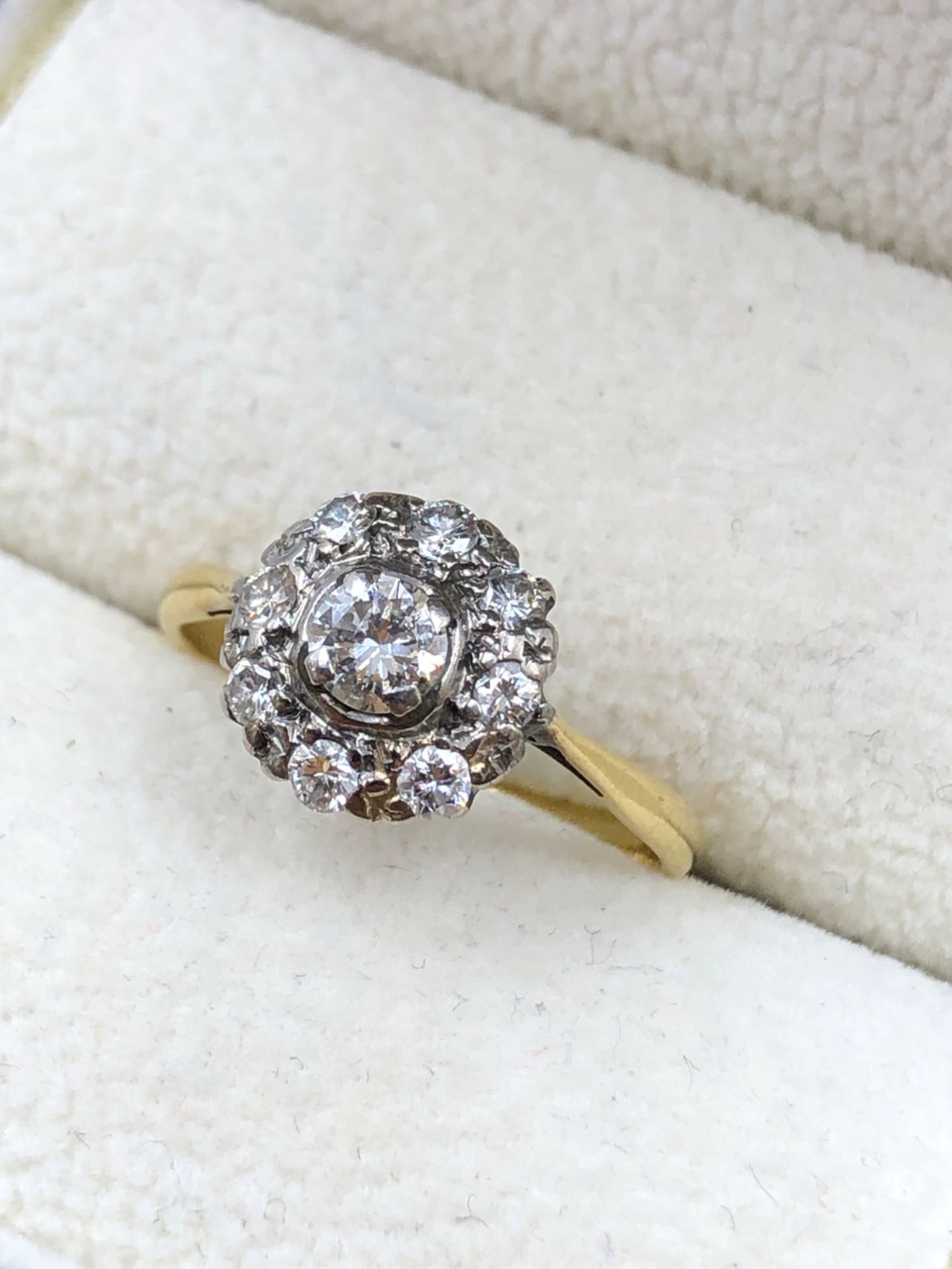 AN ANTIQUE 18ct GOLD AND PLATINUM DIAMOND CLUSTER RING. THE CENTRAL DIAMOND MEASURING 4.5 X 2.5mm,