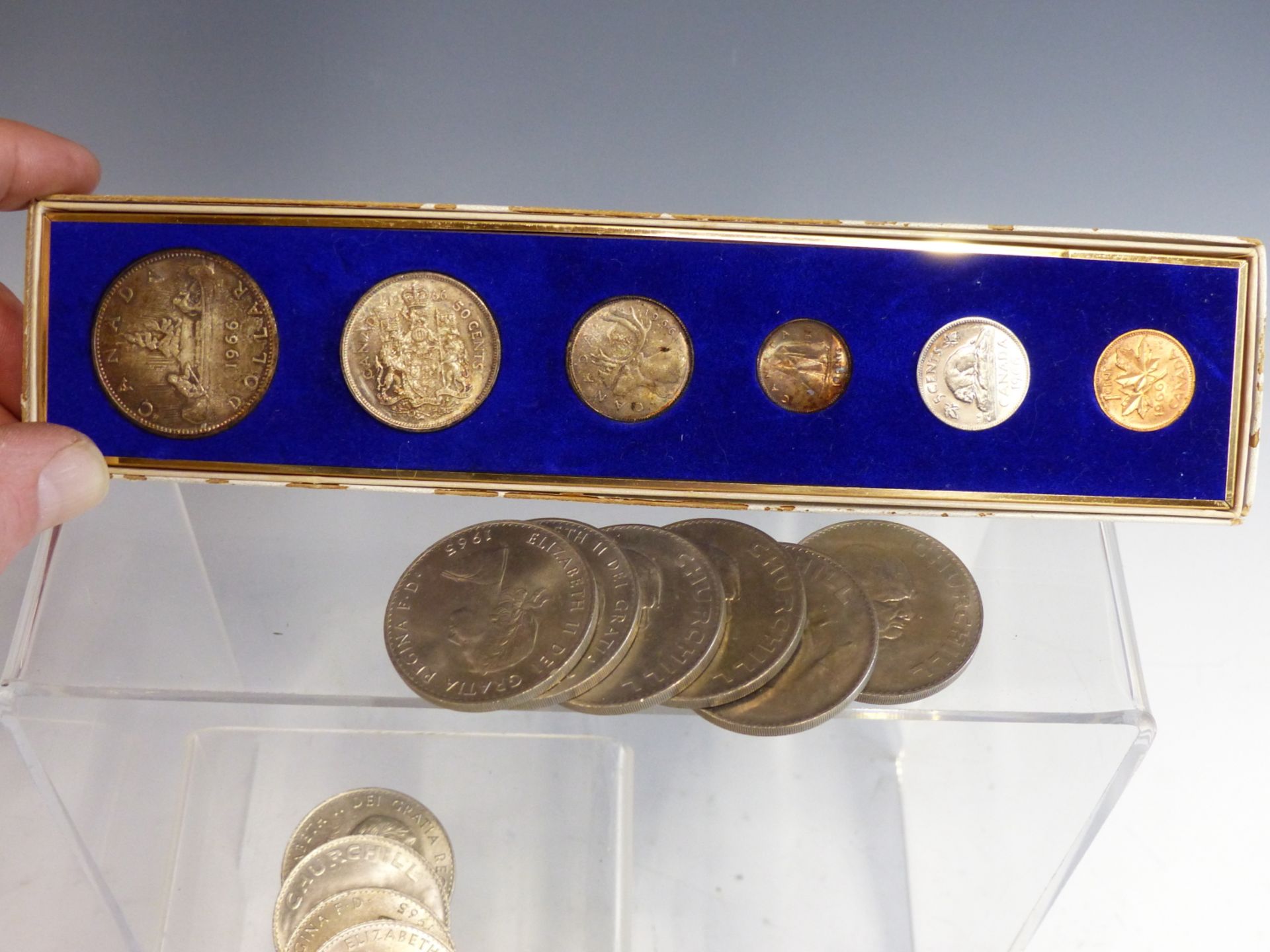 A COLLECTION OF VARIOUS COINS TO INCLUDE 16 CHURCHILL CROWNS, 4 KENNEDY HALF DOLLARS, A 1966 - Image 2 of 5