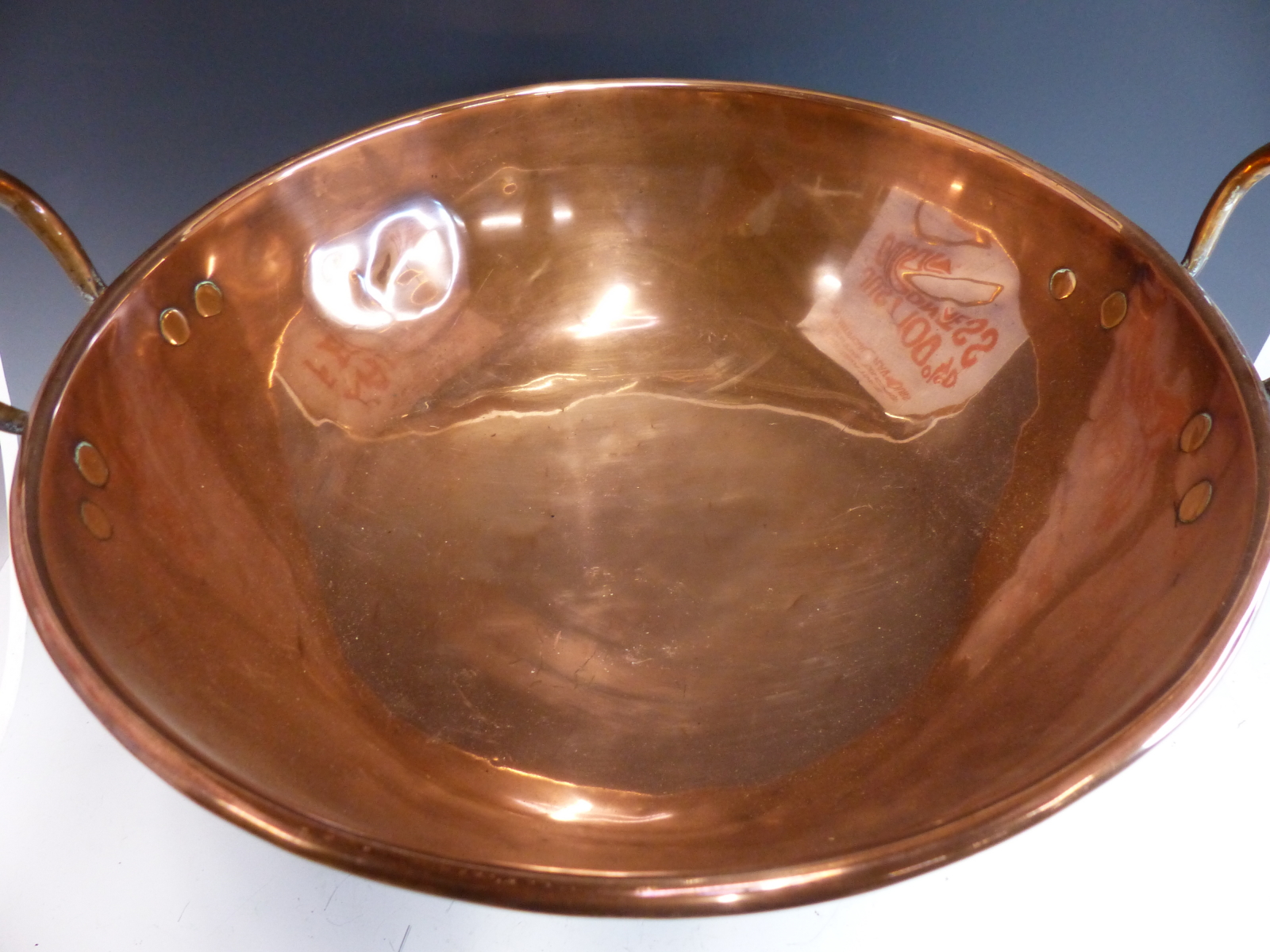 A LARGE VICTORIAN COPPER COUNTRY HOUSE KITCHEN MIXING BOWL. - Image 3 of 5