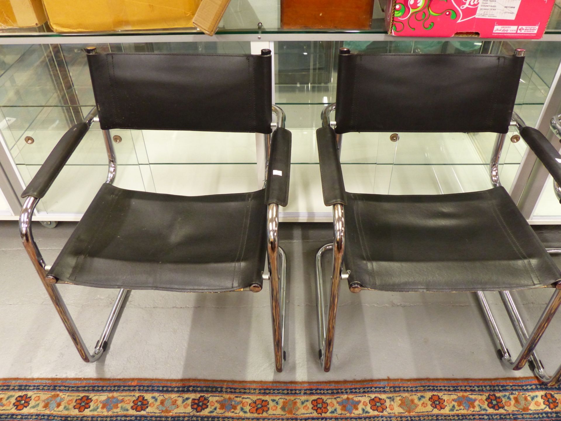 A SET OF FOUR CHROME AND LEATHER RETRO ARMCHAIRS AFTER A DESIGN BY MARCEL BREUER. - Bild 4 aus 4