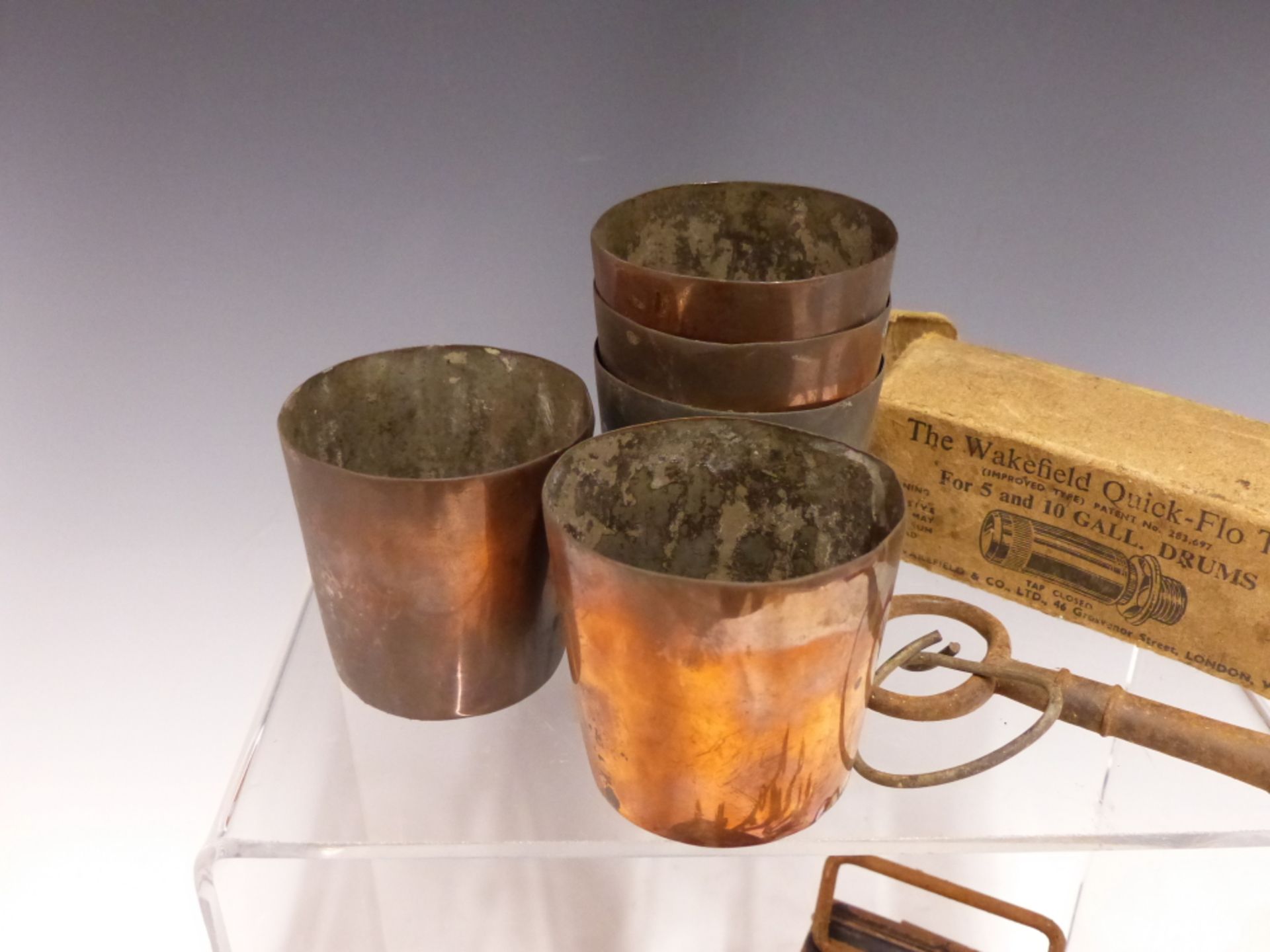 A COLLECTION OF VINTAGE METALWARE TO INCLUDE COPPER BEAKER FORM CHOCOLATE MOULDS, A PAIR OF COPPER - Image 5 of 6