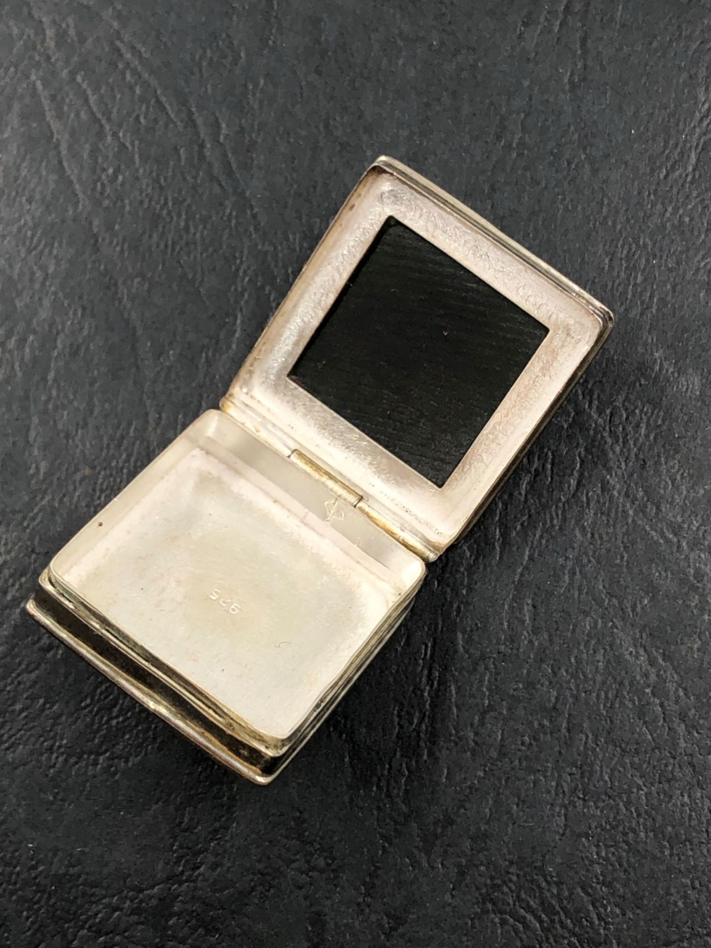 A MARCASITE SET PILL BOX. THE HINGED BOX WITH A HARDSTONE PANEL AND A FLEUR DE LYS TYPE MOUNT. THE - Bild 2 aus 3