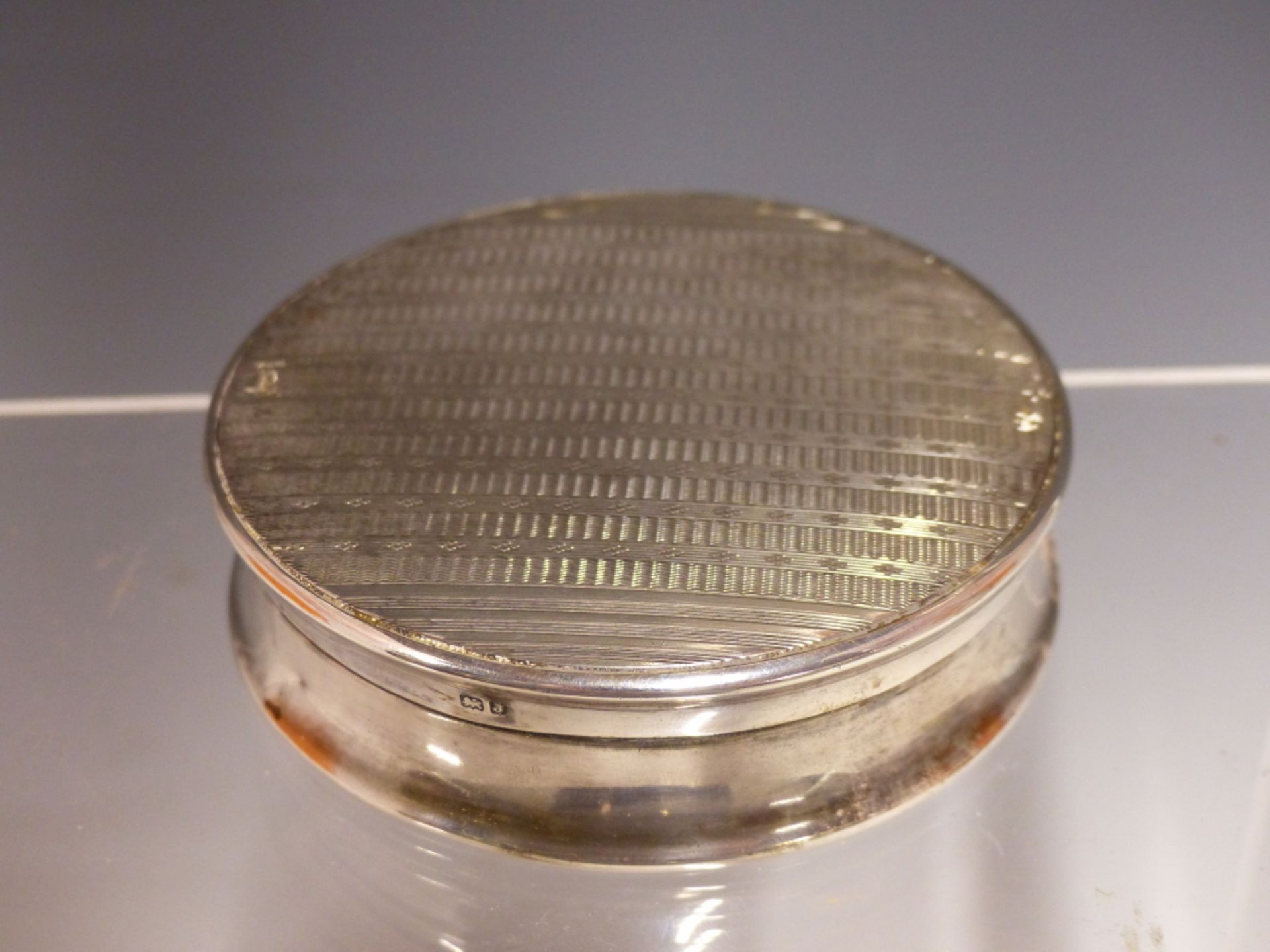 AN ART DECO HALLMARKED SILVER DRESSING TABLE POWDER BOX BY HASSET AND HARPER LTD. BIRMINGHAM 1933.