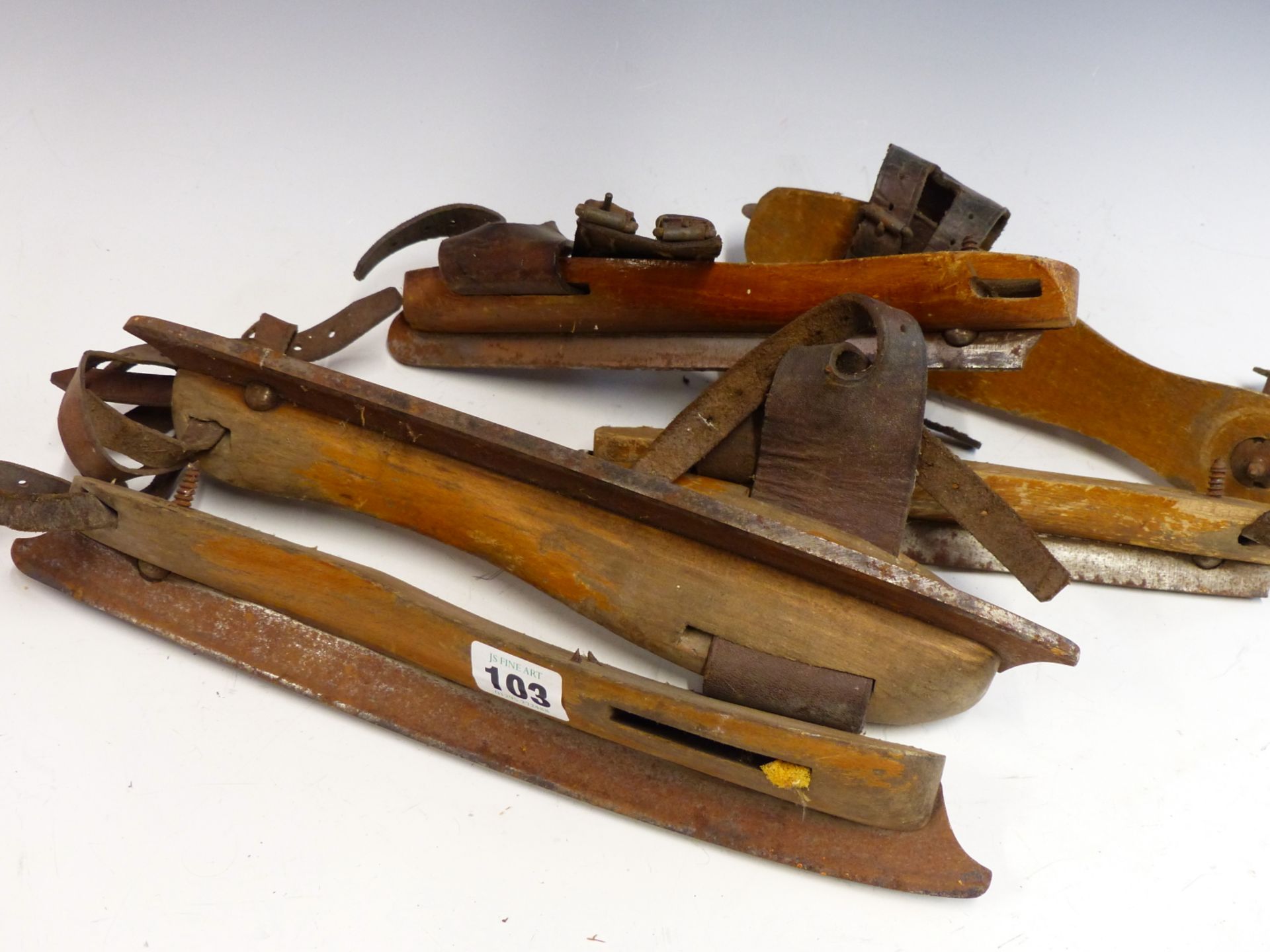 TWO PAIRS OF VINTAGE EARLY 20th CENTURY POND SKATES.