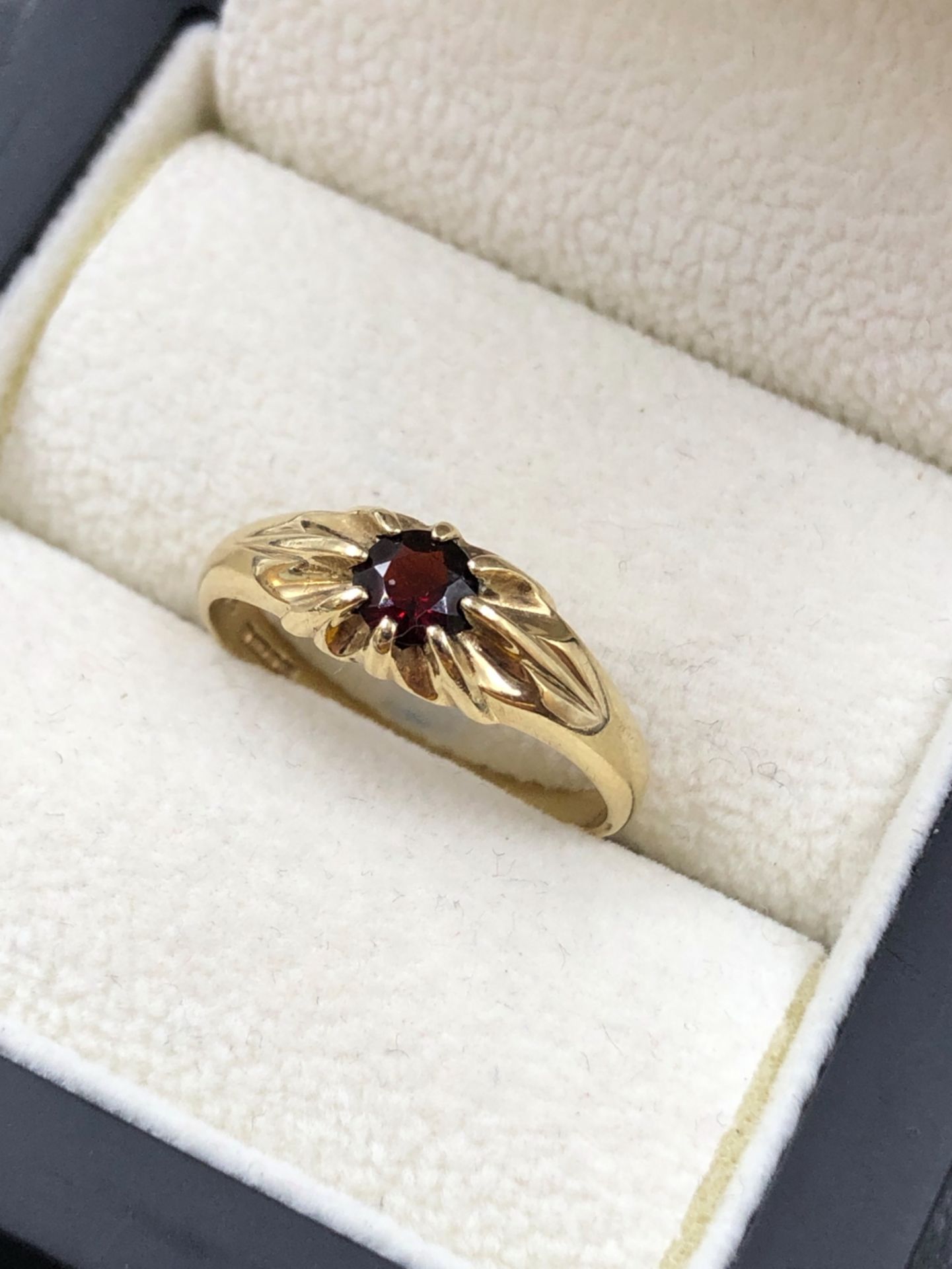 A 9ct HALLMARKED GOLD GARNET GYPSY SET RING. FINGER SIZE S. WEIGHT 2.28grms.