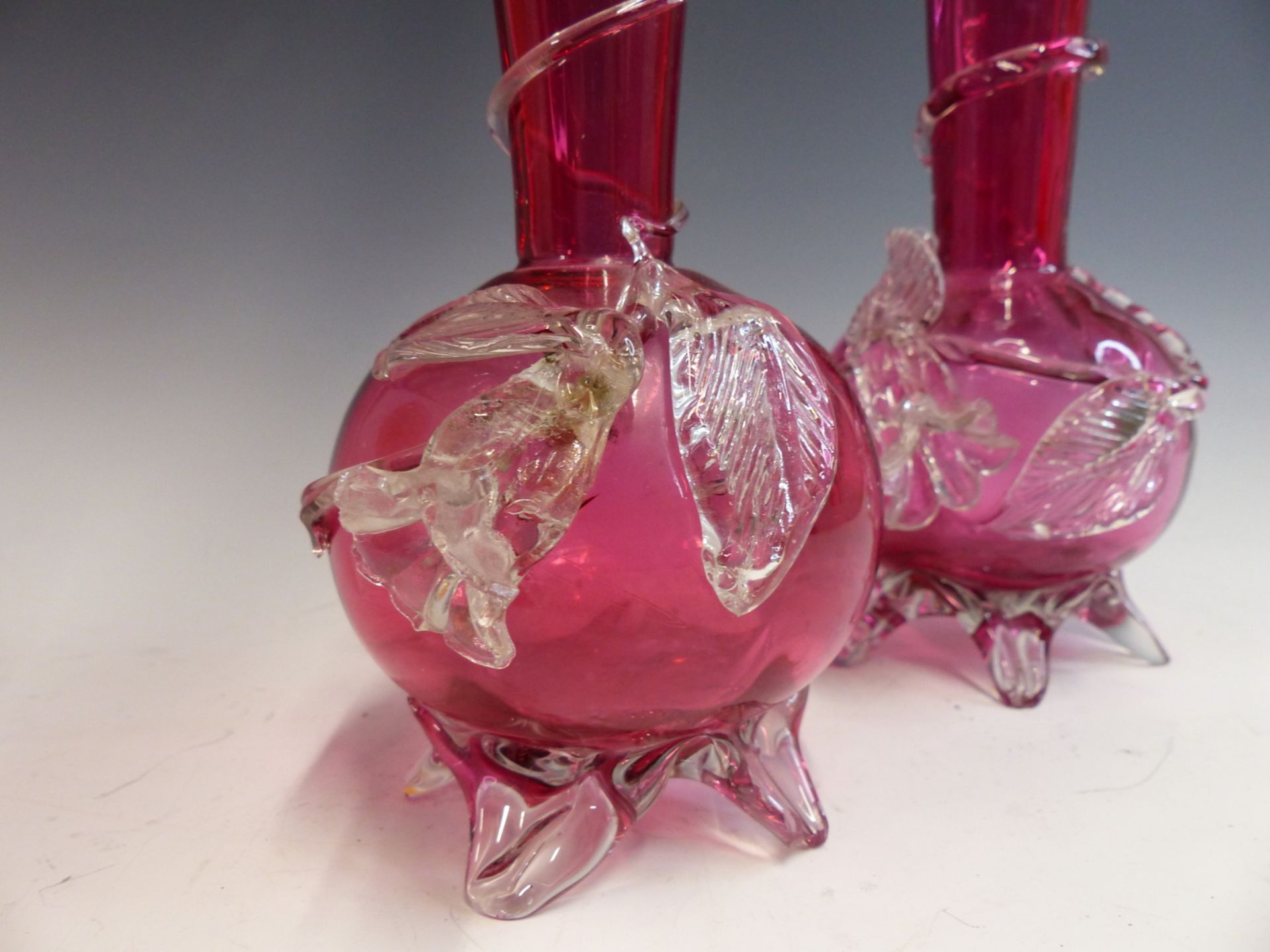 A PAIR OF EARLY 20TH CENTURY CRANBERRY GLASS VASES WITH SPIRAL AND FLOWER DECORATION. - Bild 2 aus 5