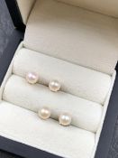A PAIR OF CULTURED PEARL STUD EARRINGS, SET IN UNHALLMAKRED 18ct GOLD FITTINGS, COMPETE WITH 750