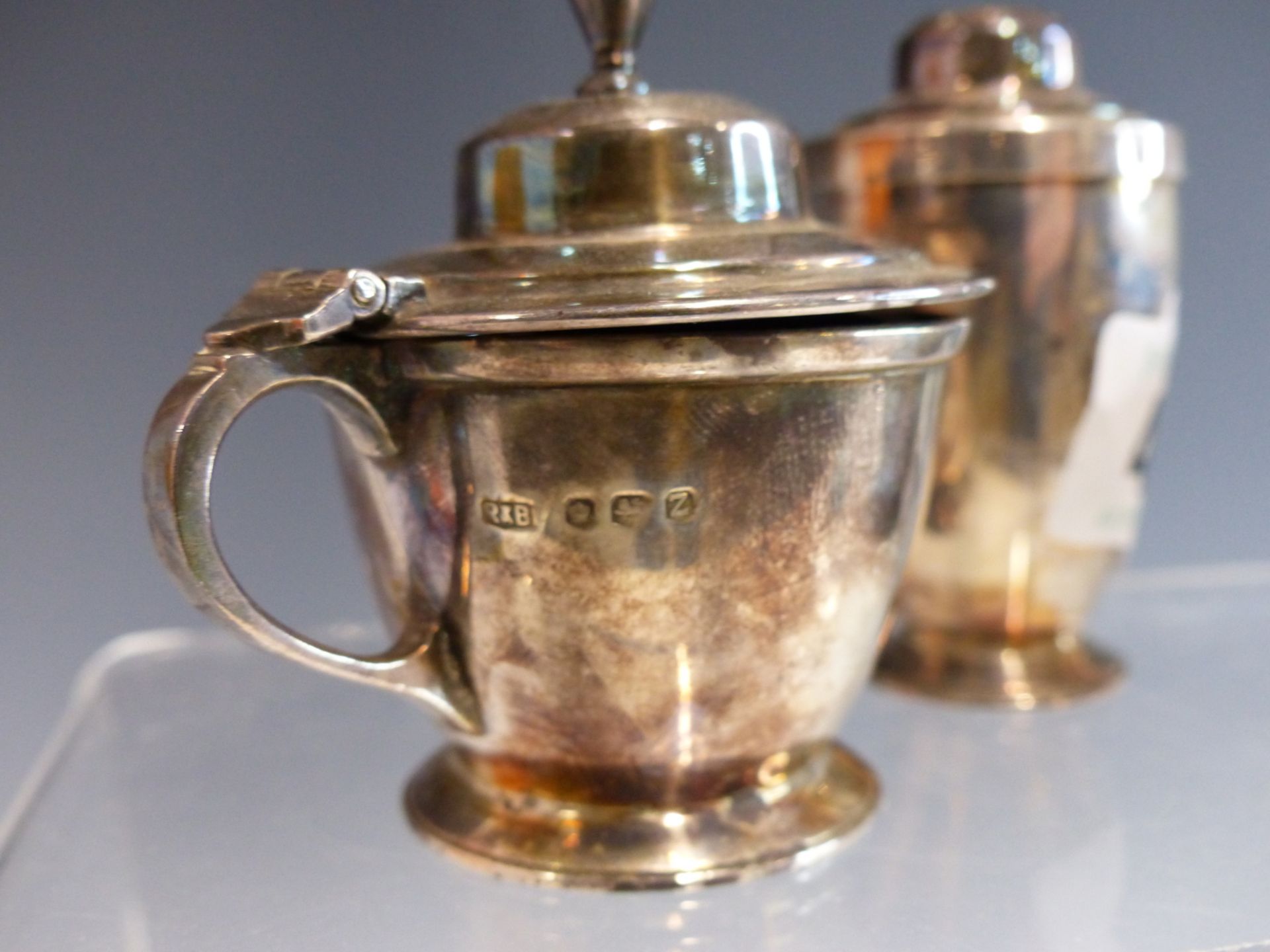 A HALLMARKED SILVER ART DECO STYLE THREE PIECE CONDIMENT SET. - Image 2 of 2