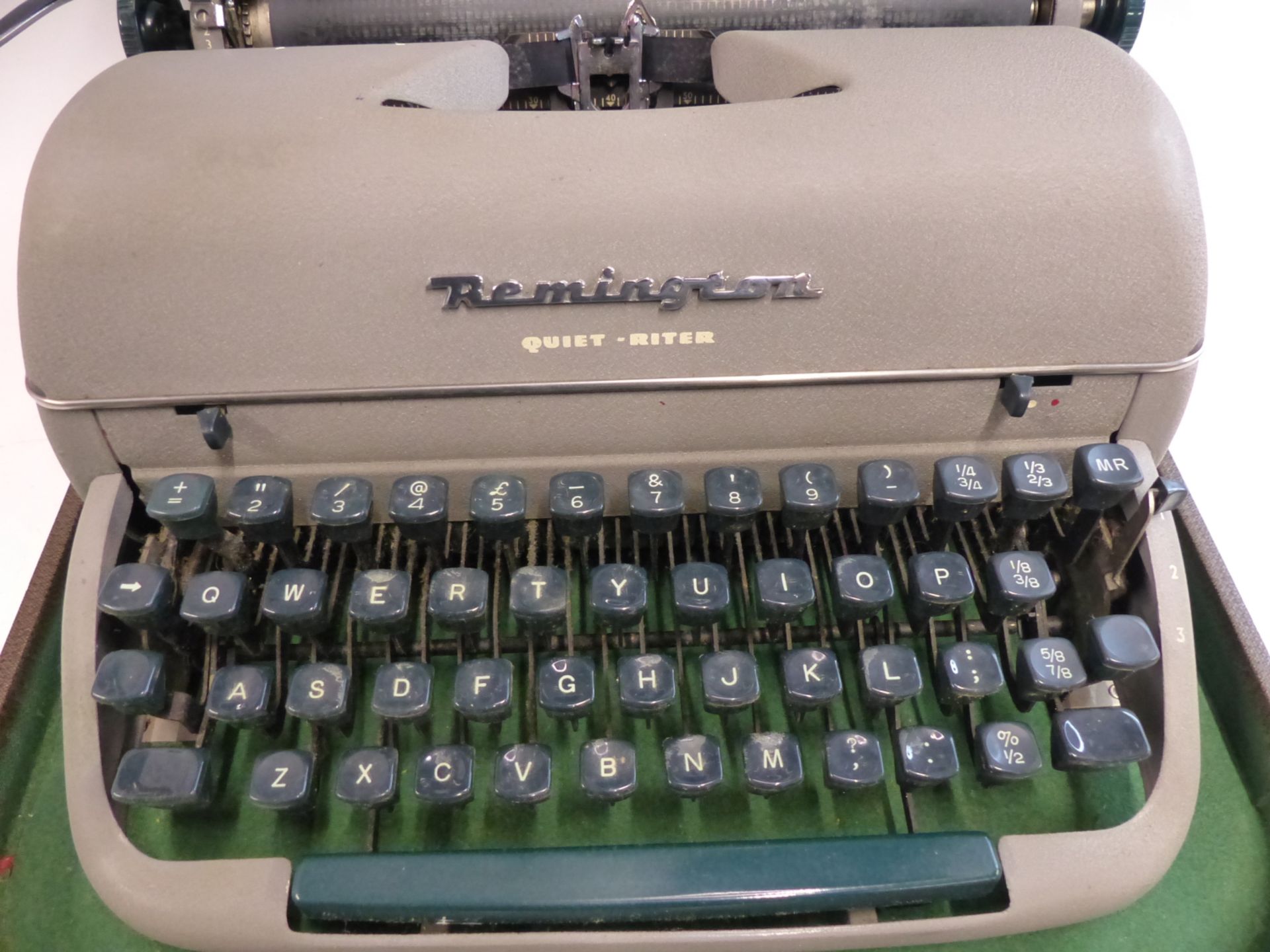 A VINATGE 1950'S REMINGTON TYPE WRITER. - Image 2 of 2