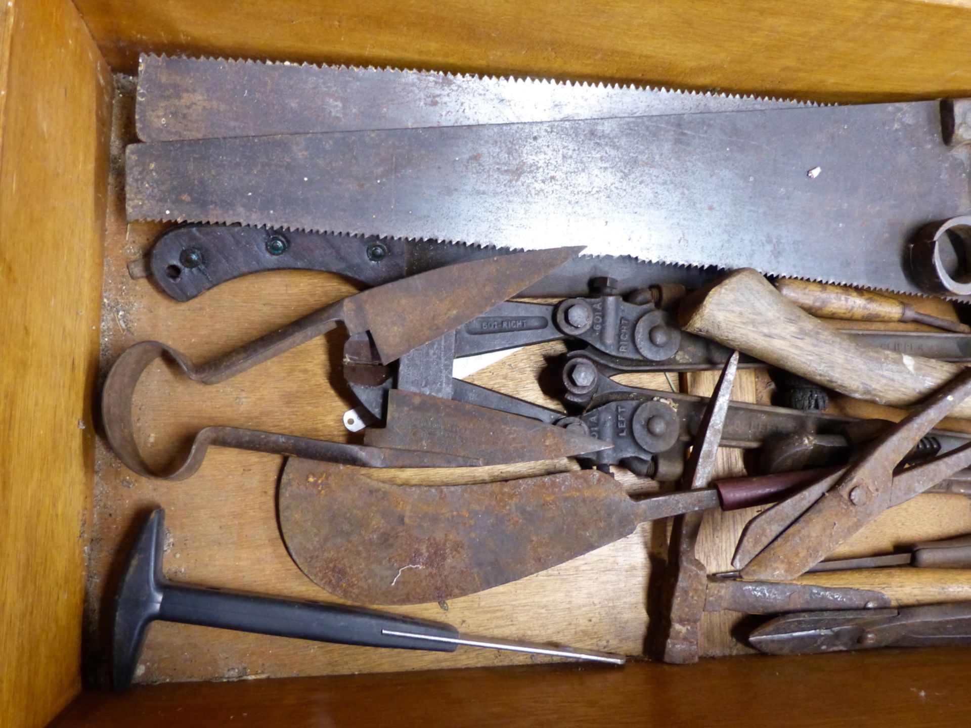 A GROUP OF VINTAGE CARPENTERS TOOLS INCLUDING WOODEN PLANE, A ROSEWOOD AND BRASS SQUARE, A LEVEL, - Image 5 of 6