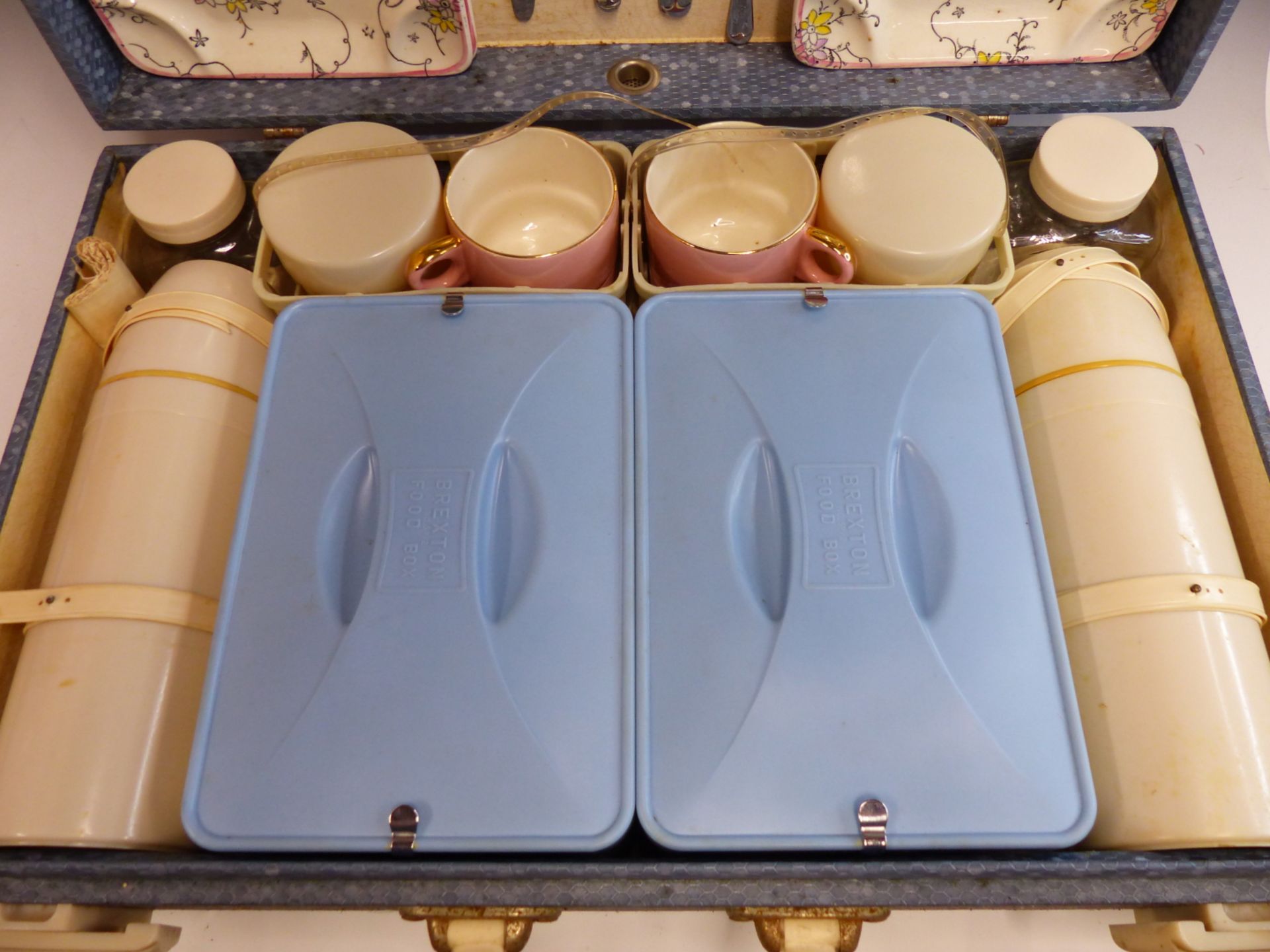 A VINTAGE BREXTON 1950'S FITTED PICNIC SET WITH WHITE BAKELITE FOLDING HANDLES. - Image 3 of 7