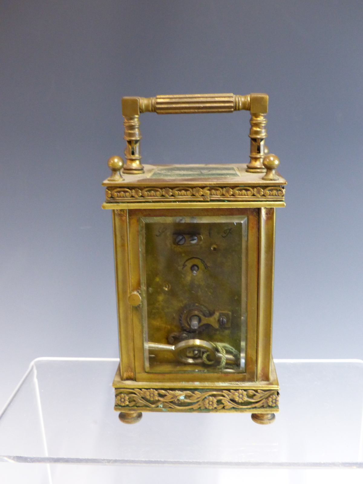 AN EARLY 20TH CENTURY BRASS CASED CARRIAGE CLOCK WITH WHITE ENAMEL DIAL. - Image 3 of 3