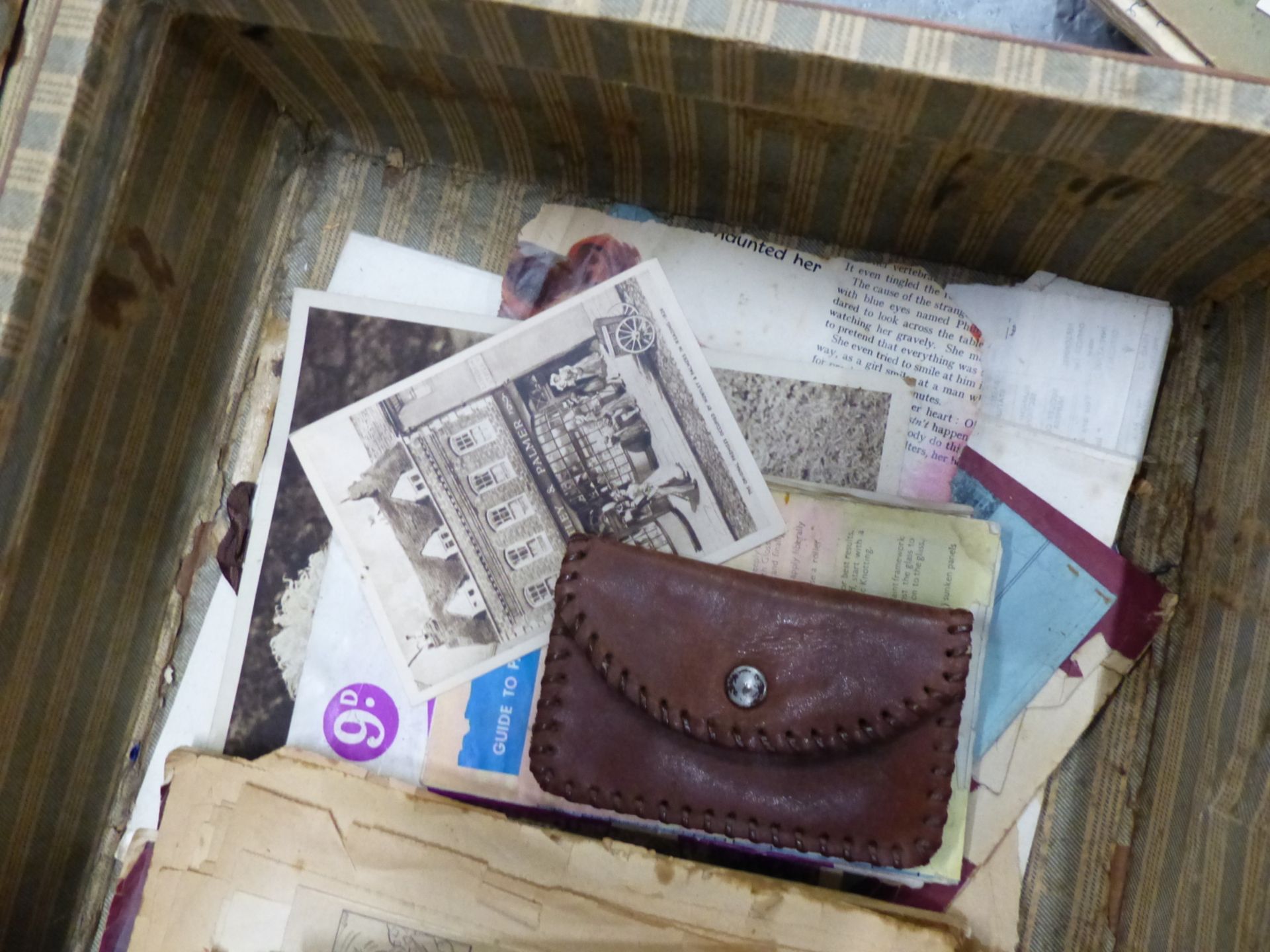 A VINTAGE SUITCASE CONTAINING VARIOUS EPHEMERA INCLUDING VINTAGE NEWSPAPERS, ROYALTY RELATED - Image 5 of 6