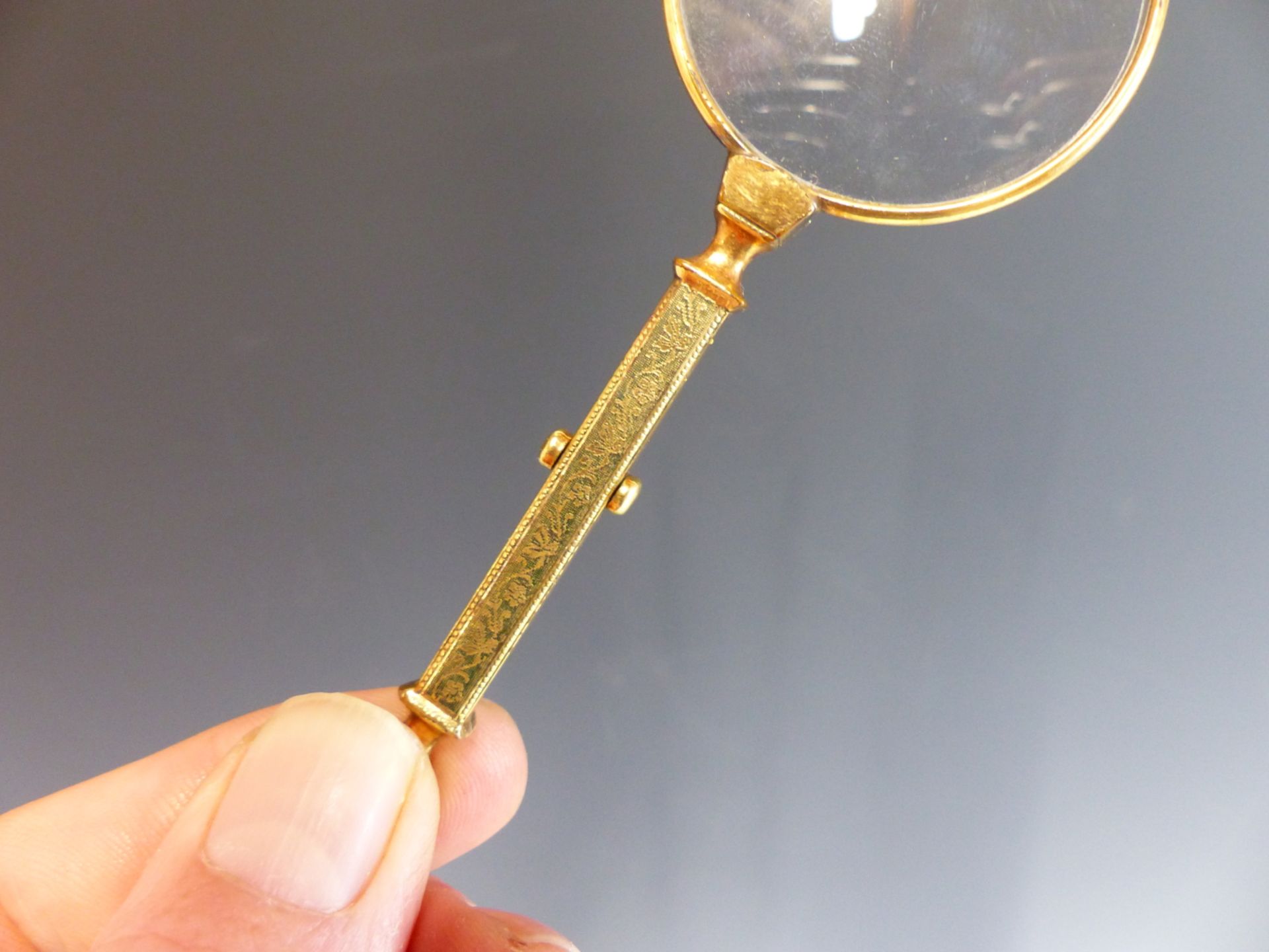 A FOLDING LORGNETTE WITH ENGRAVED GOLD PLATED FRAME. - Image 3 of 5