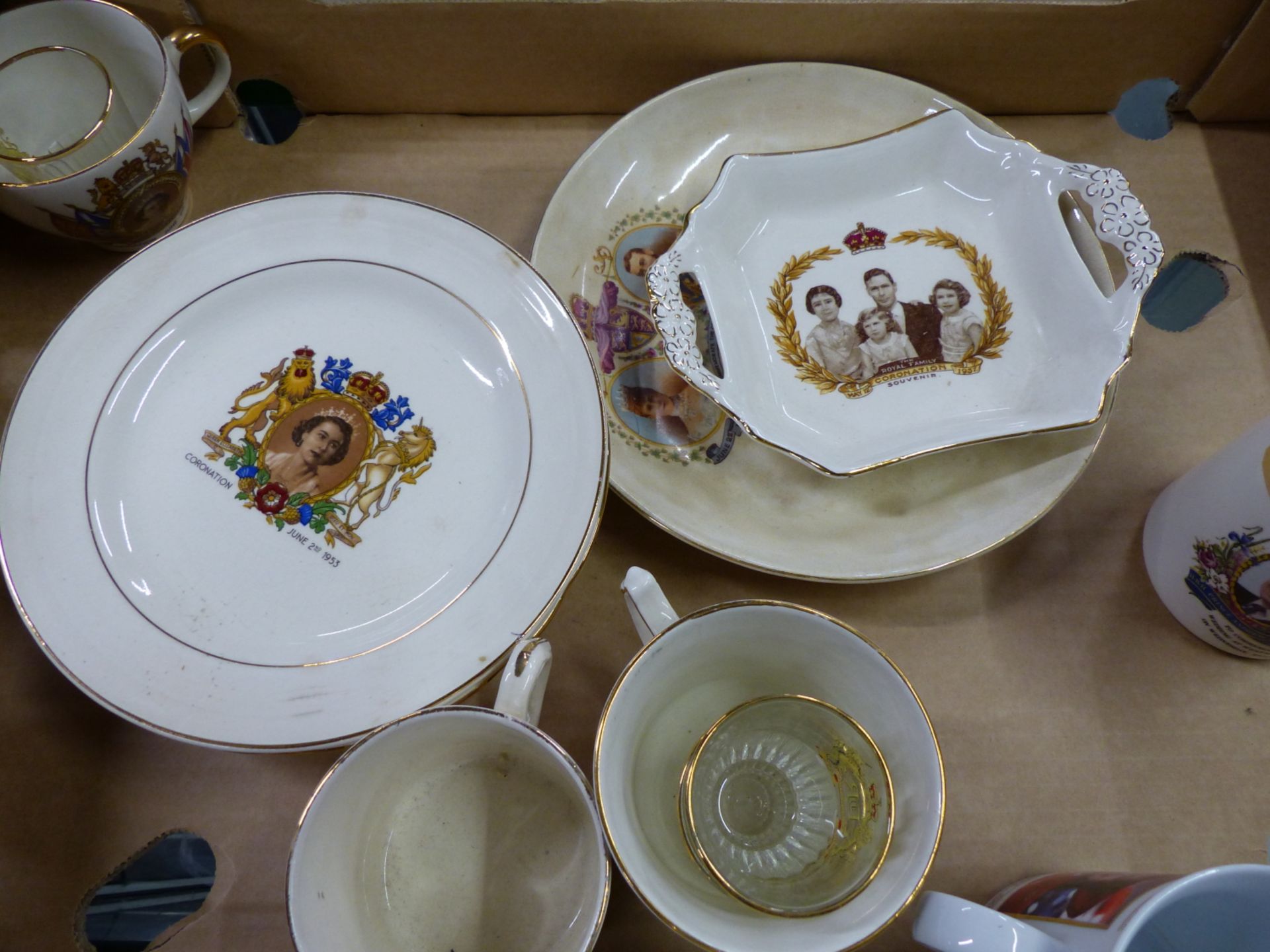 A COLLECTION OF VARIOUS ROYAL COMMEMORATIVE CHINA AND GLASSWARES TOGETHER WITH AN ENAMEL 1911 - Image 2 of 6