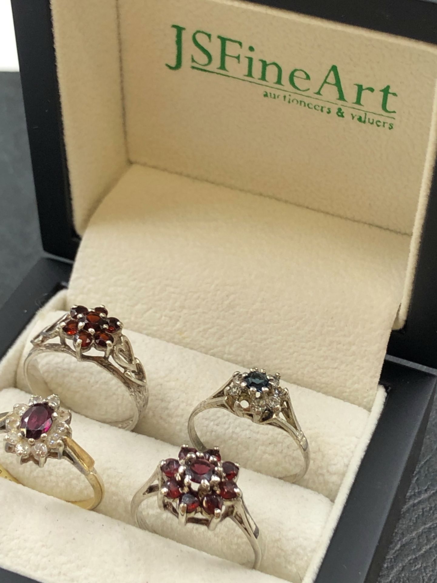 A SILVER AND 9ct GOLD STONE SET CLUSTER DRESS RING, TOGETHER WITH A THREE FURTHER SILVER CLUSTER - Bild 2 aus 2