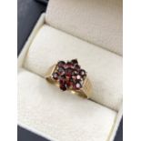 A 9ct HALLMARKED GOLD GARNET CLUSTER RING. FINGER SIZE P 1/2. WEIGHT 3.71grms