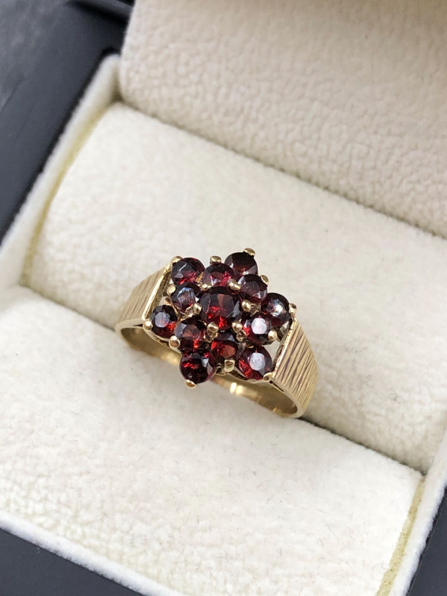 A 9ct HALLMARKED GOLD GARNET CLUSTER RING. FINGER SIZE P 1/2. WEIGHT 3.71grms