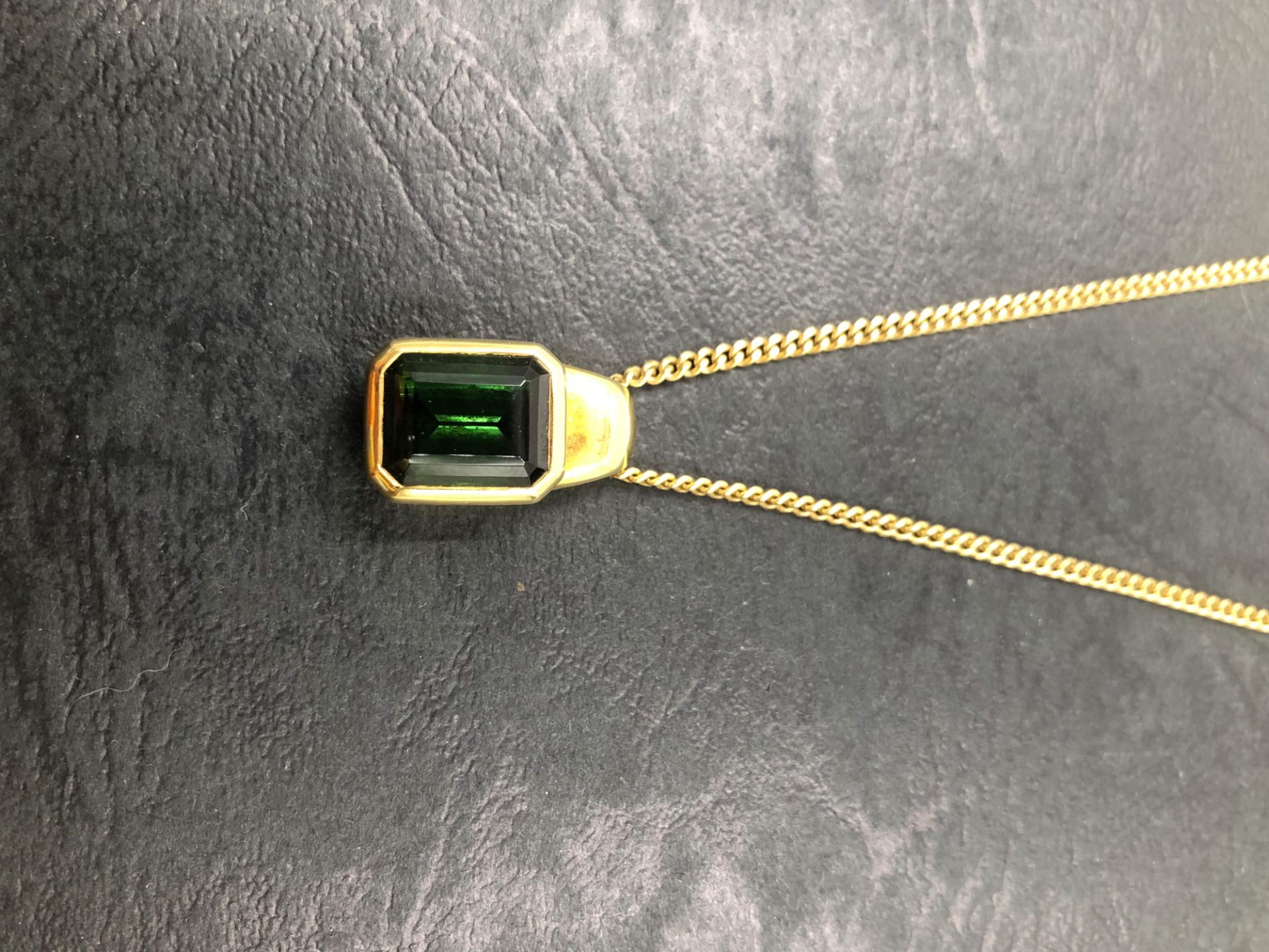 H.STERN. A GREEN TOURMALINE PENDANT, WITH SIGNATURE STAMP FOR H.STERN, ADDITIONAL 750 MARK, ASSESS - Bild 5 aus 5