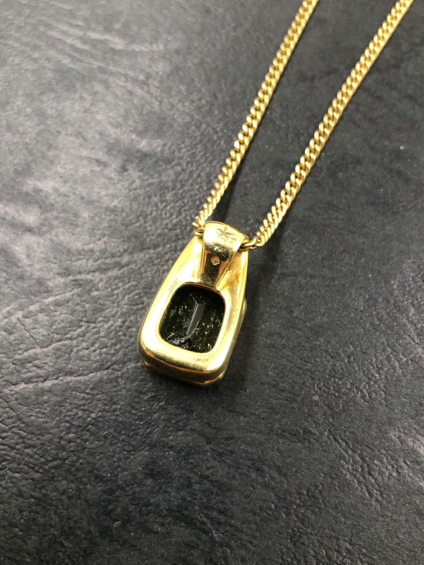 H.STERN. A GREEN TOURMALINE PENDANT, WITH SIGNATURE STAMP FOR H.STERN, ADDITIONAL 750 MARK, ASSESS - Bild 2 aus 5