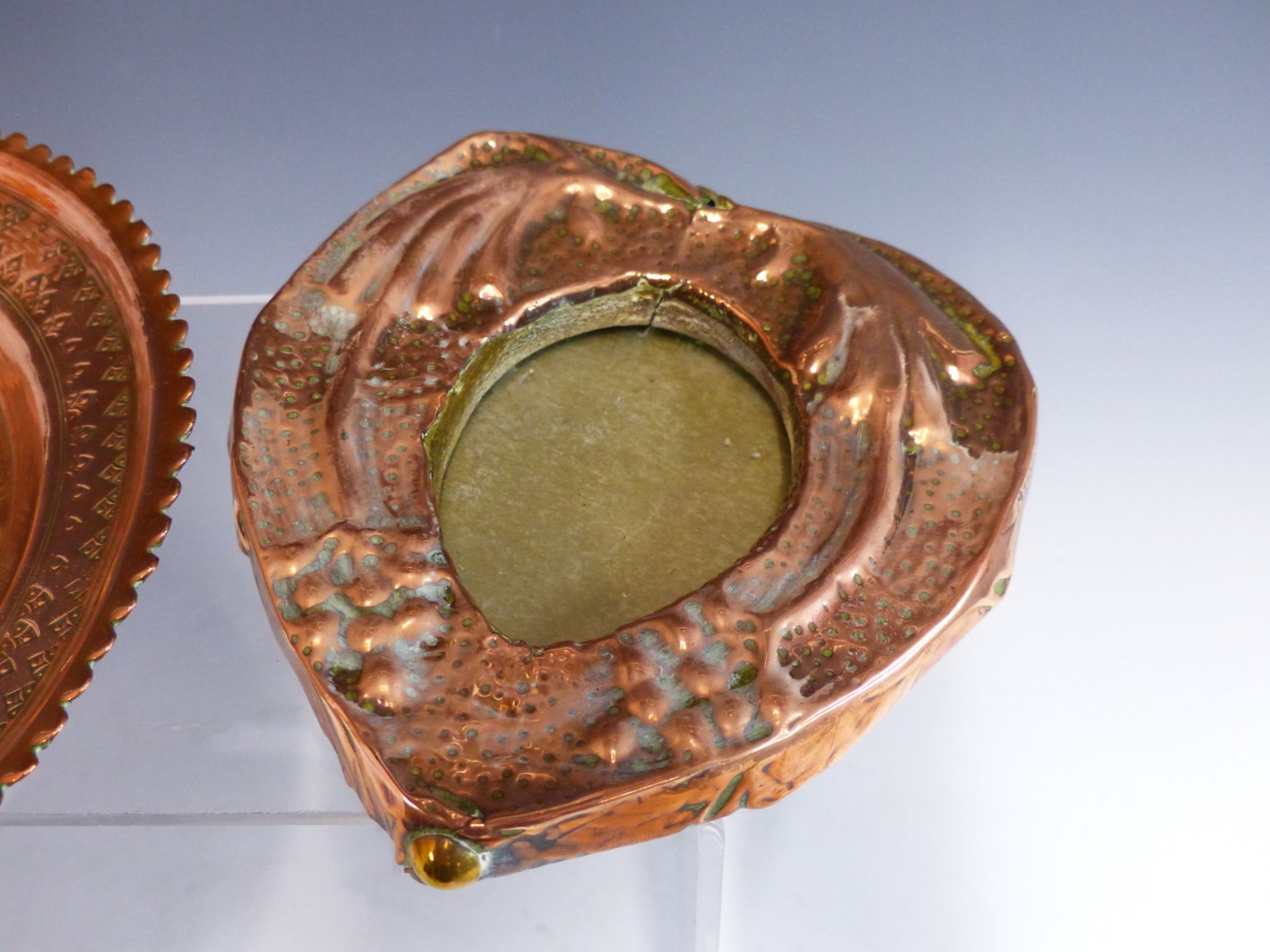 AN ARTS AND CRAFTS BEATEN COPPER SMALL PHOTO FRAME TOGETHER WITH A DECORATED COPPER SHALLOW BOWL.( - Image 2 of 3